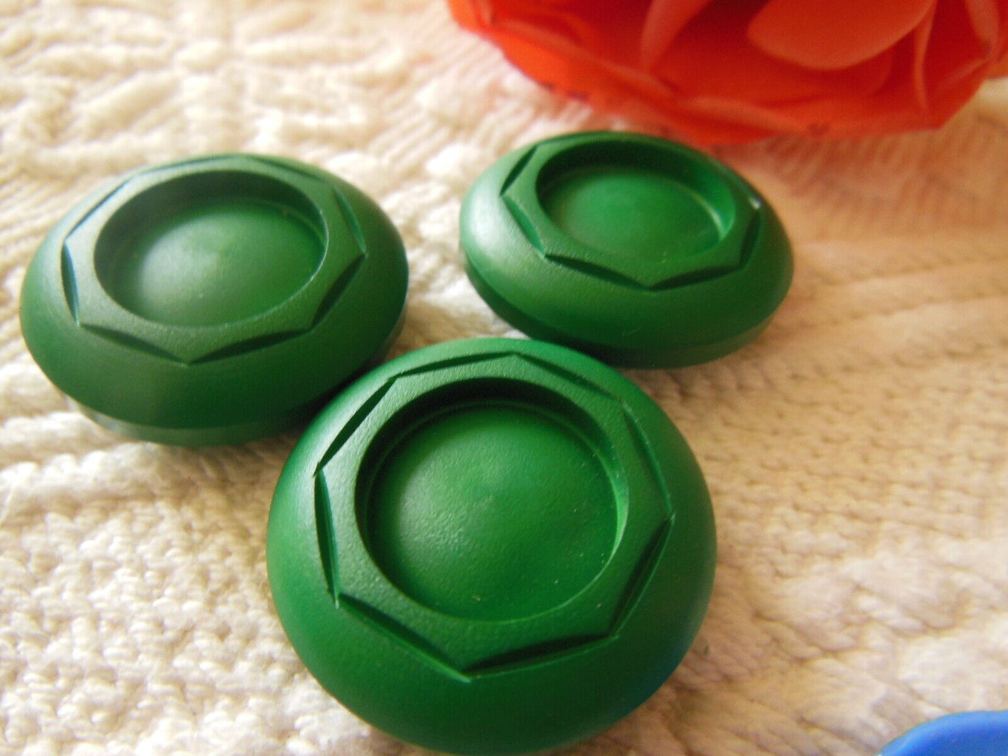 Trio boutons vintage vert mat pied plat diamètre 2,5 cm ref 407