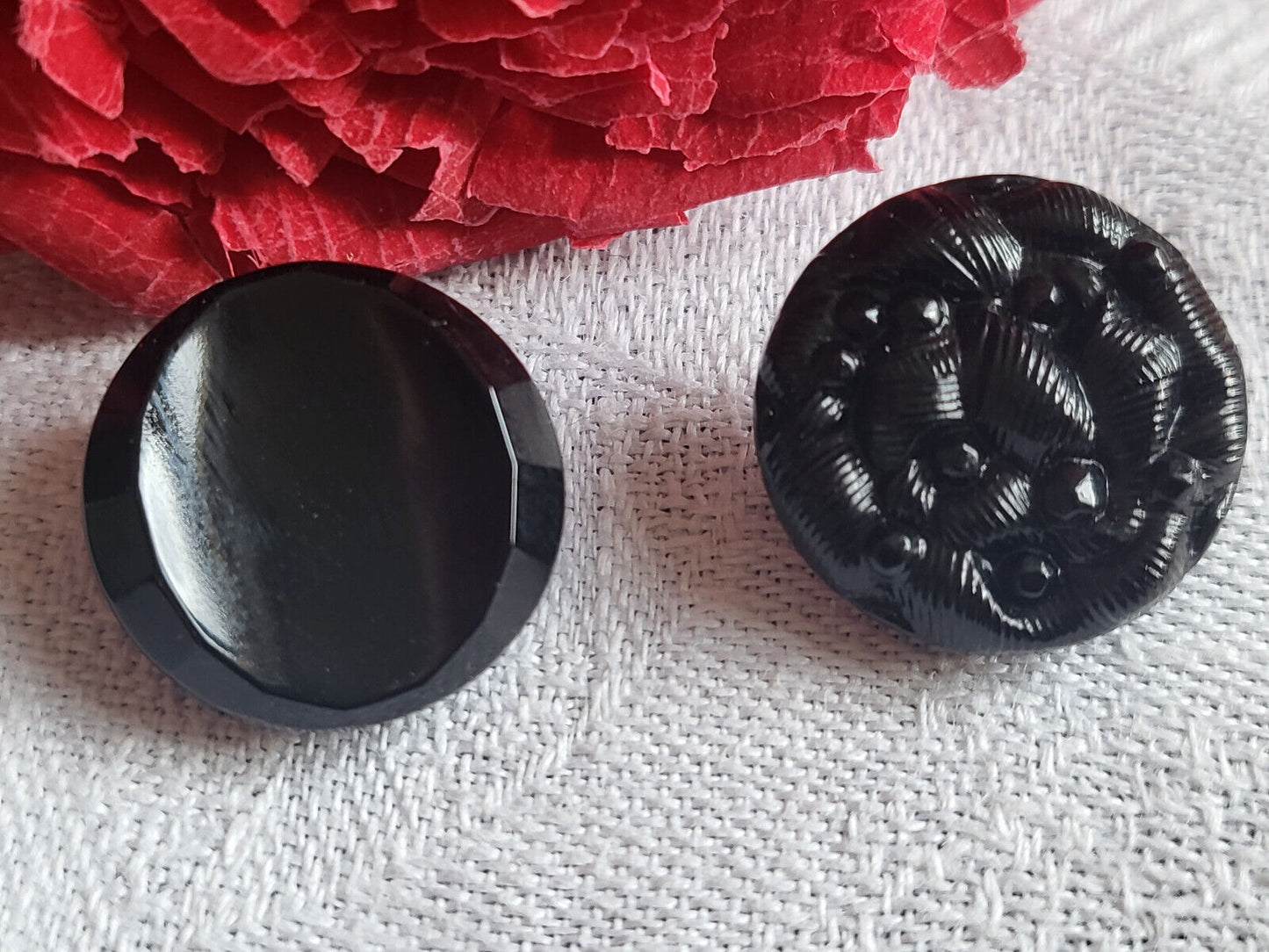 Duo boutons anciens en verre noir travaillé à pied 1,7/1,8  cm D18B