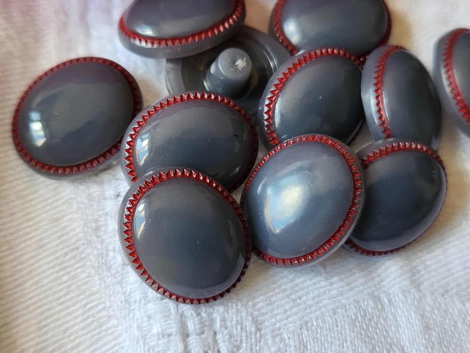 Lot 11 boutons vintage ovale gris et rouge pied 1,4 cm sur 1,7 cm ref 5943