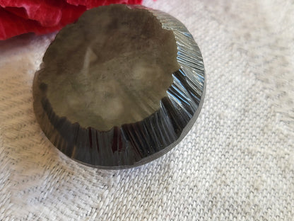 Collection bouton ancien gris marbré pied  laiton forme flan 2,6 cm G16F