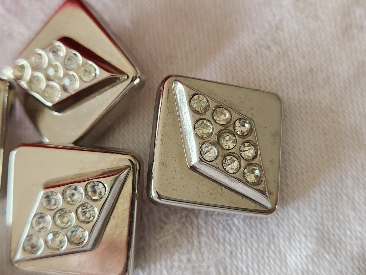 Lot 6 boutons  acrylique et strass en verre pied carré 1,6 cm  ref 6008