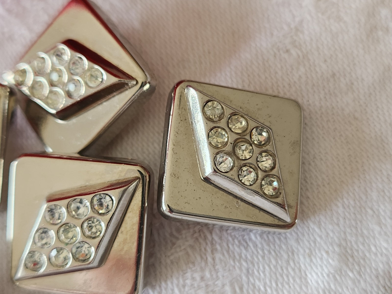 Lot 6 boutons  acrylique et strass en verre pied carré 1,6 cm  ref 6008