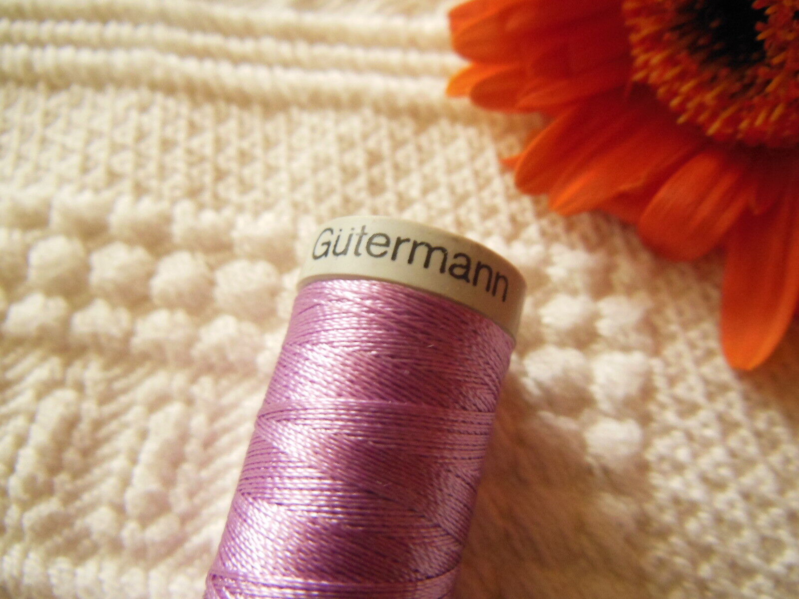 Bobine fil  à broder Gutermann 200 m parme lumineux violet col 5827 couture