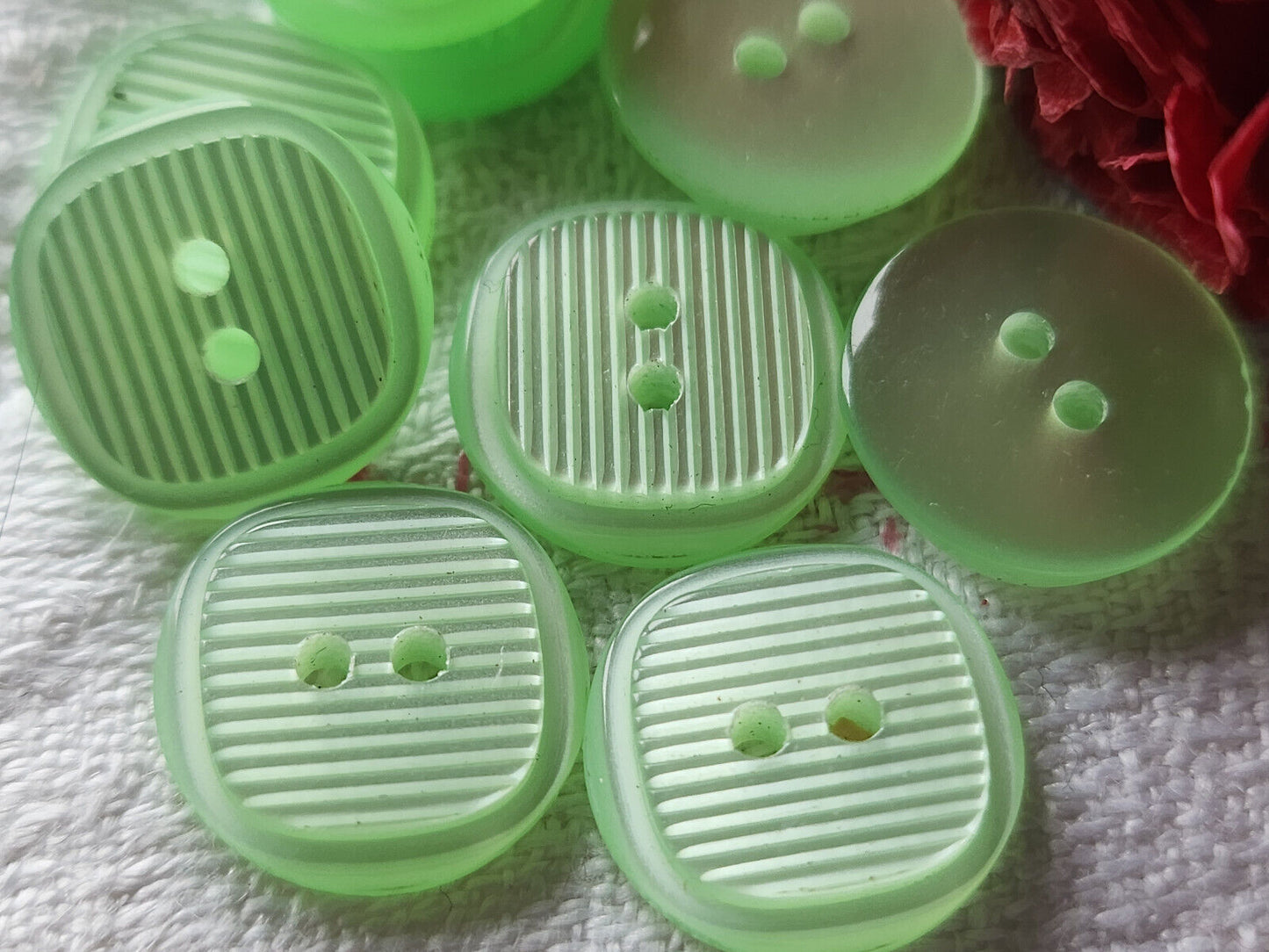 Lot 15 petits boutons vintage strié vert trous 1,4 cm lumineux ref 3066