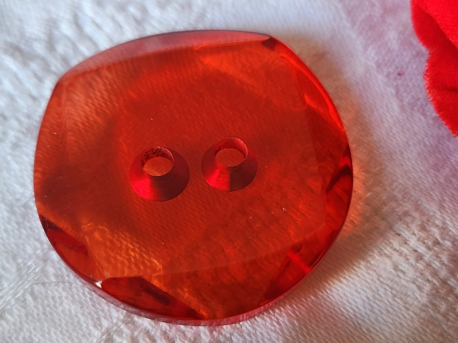 Gros bouton vintage rouge transparent épais superbe 4 cm trous ref  4913 **