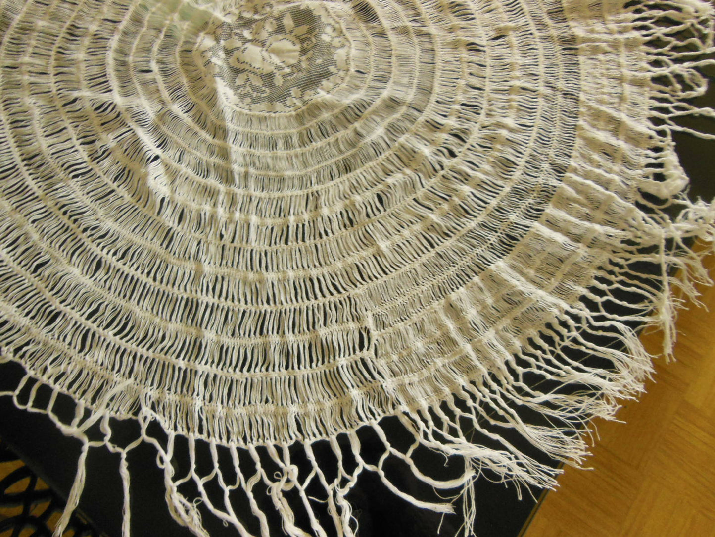 Petite nappe ou surnappe ronde ancienne guéridon franges mains  B6