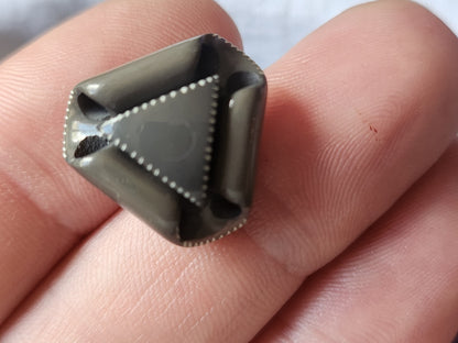 Bouton vintage triangle volume gris pied metal 1,8 cm G17N