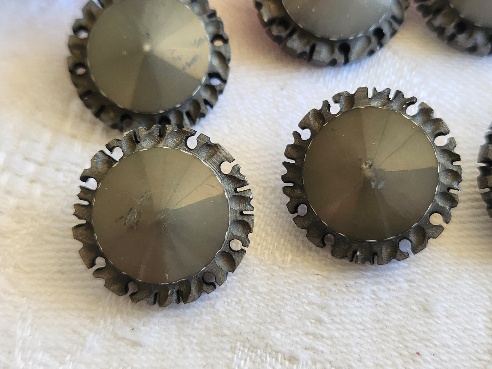 Collection lot 6 boutons anciens sculpté ajouré bord gris 1,8 cm ref 795