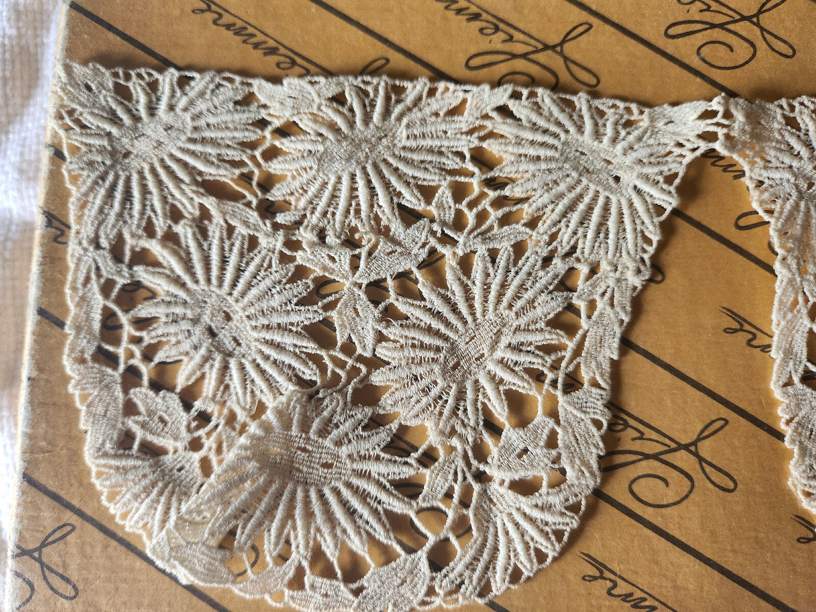 Ancienne partie de col ? en dentelle fleur superbe 23,5 cm B1-81