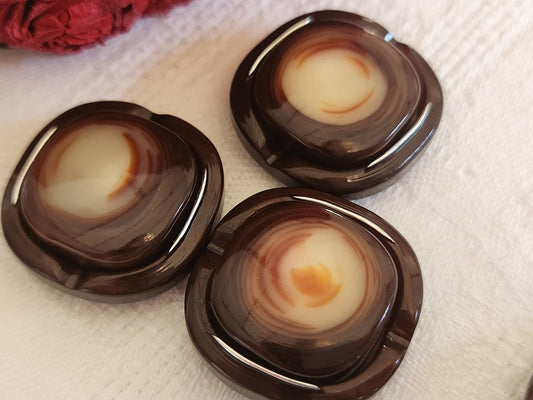 Trio gros boutons vintage marron coeur imitation corne 2,5 cm ref 5908