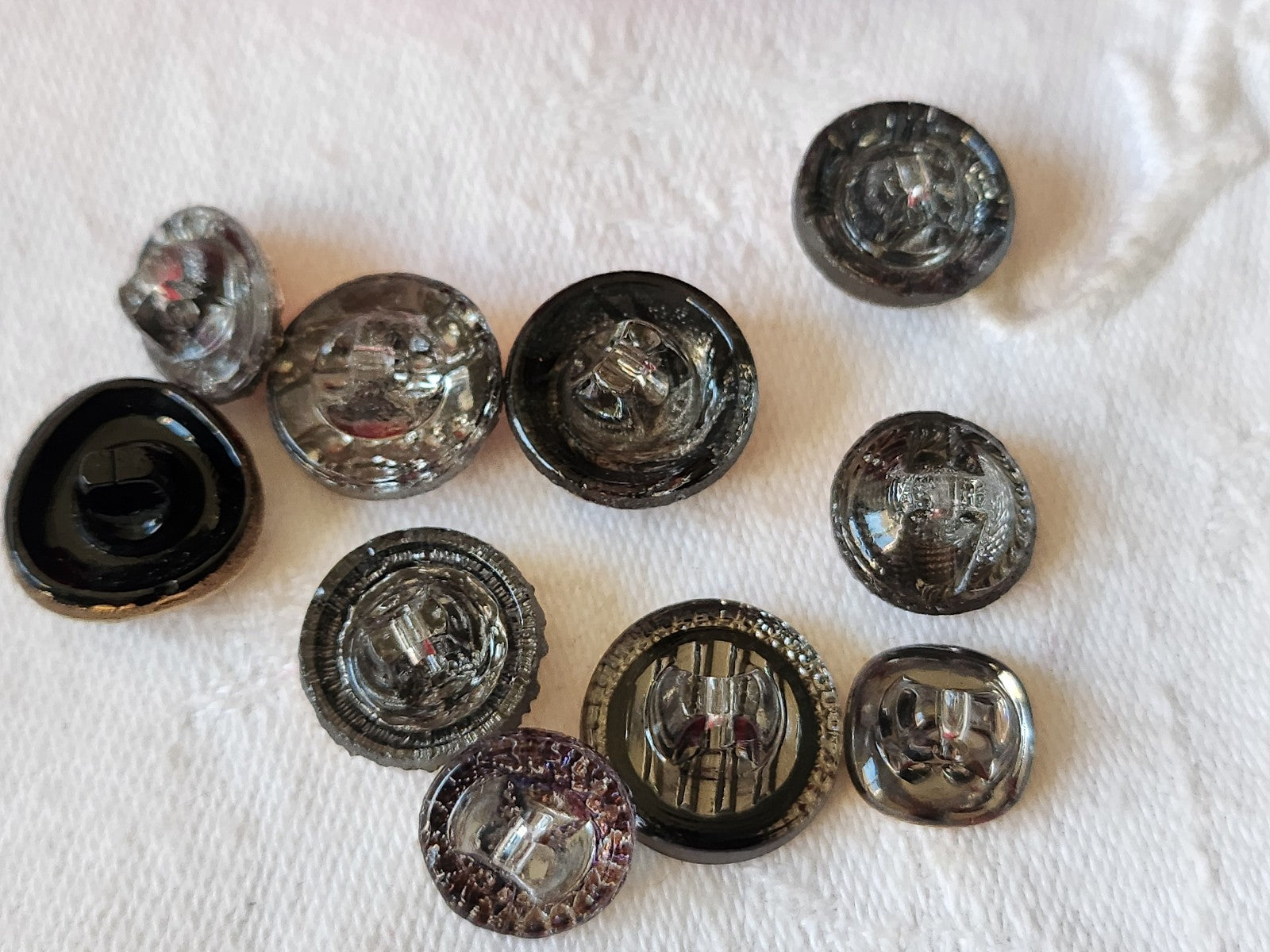 Lot 10 boutons anciens en verre doré panaché 1 à 1,4 cm ref 2016