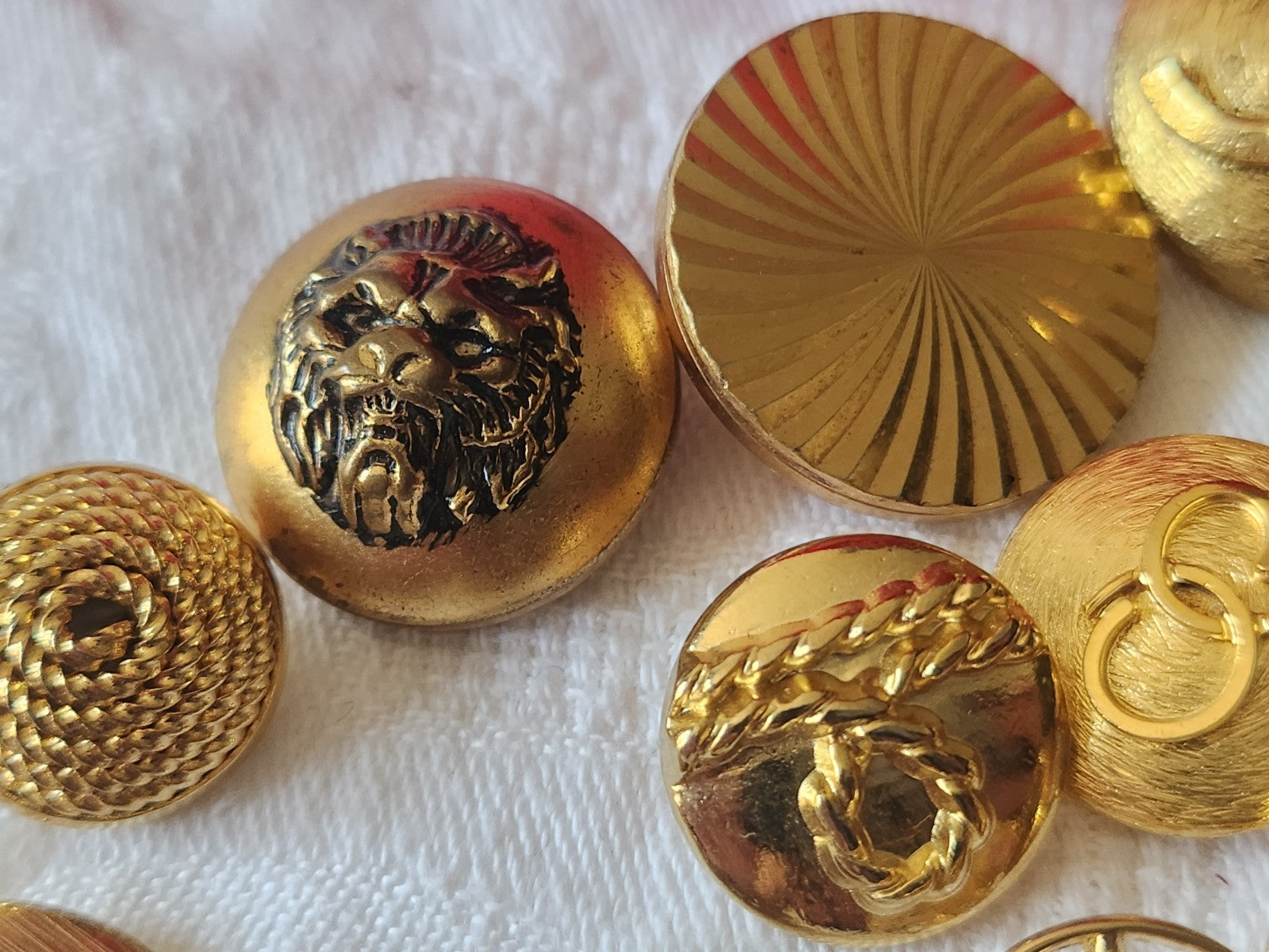 Lot 11 boutons vintage en métal doré panaché 1,5 à 2,5 cm ref 6062