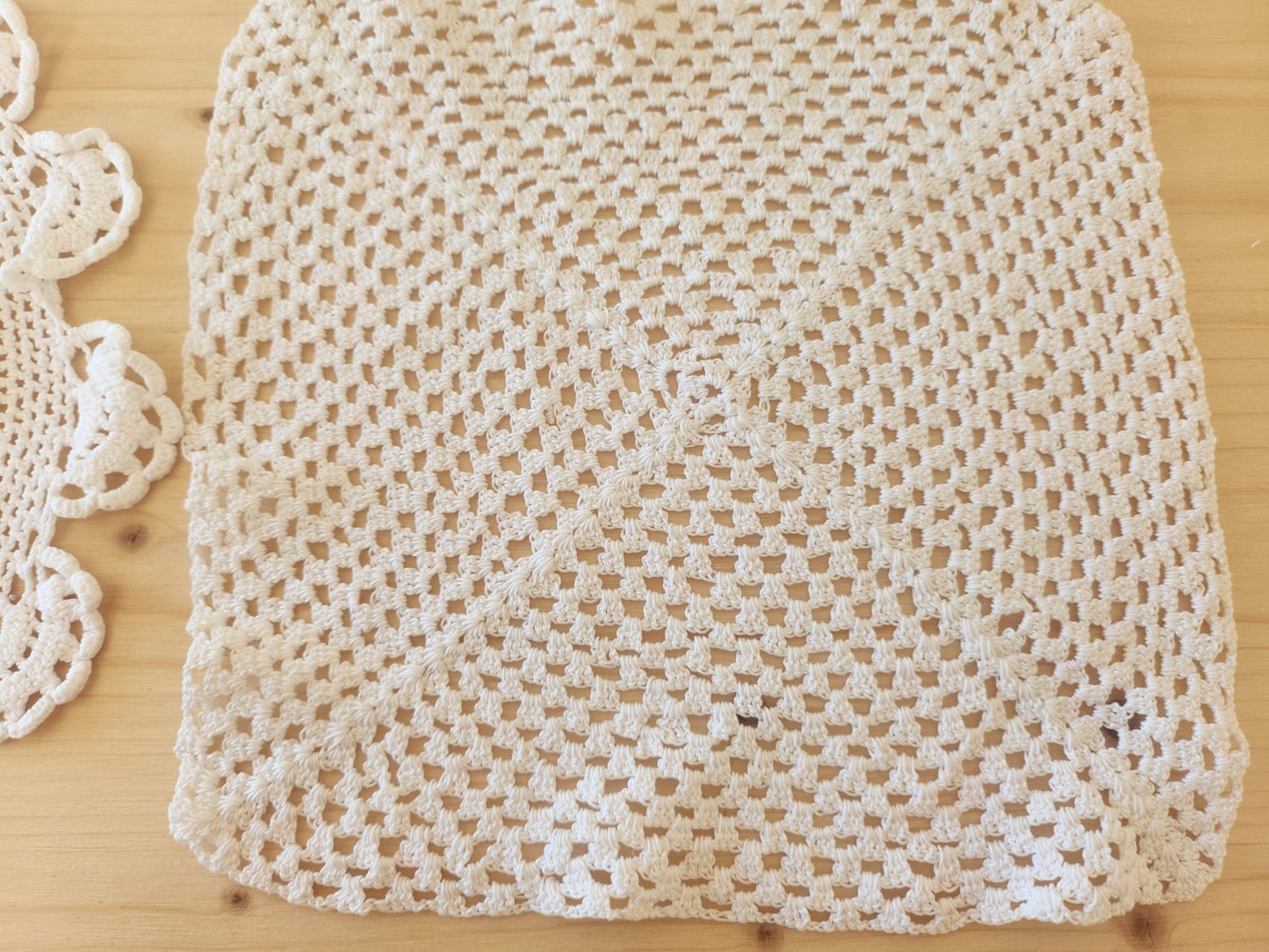Lot 2  napperons anciens crochet blanc 19 sur 21 et 20,5 cm B7