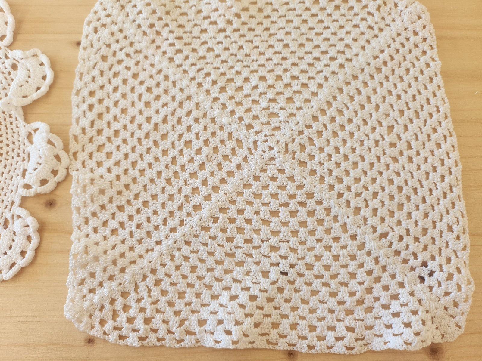 Lot 2  napperons anciens crochet blanc 19 sur 21 et 20,5 cm B7
