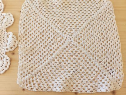 Lot 2  napperons anciens crochet blanc 19 sur 21 et 20,5 cm B7