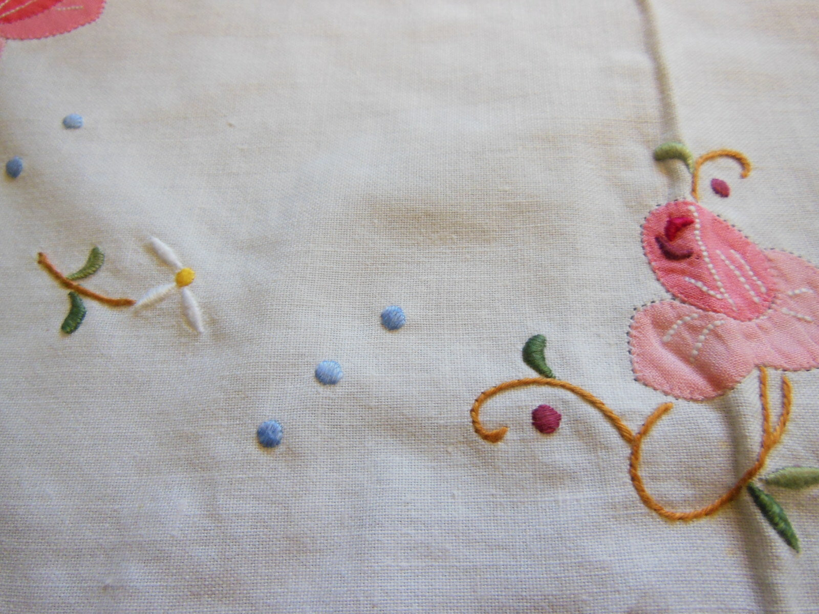 Napperon ancien motif broderie rehaussée de tissu jolie galon   B6