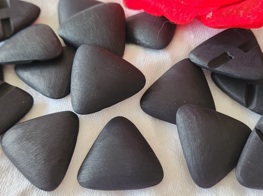 Lot 6 gros boutons vintage noir mat triangle texturé 2,6 cm ref 5977