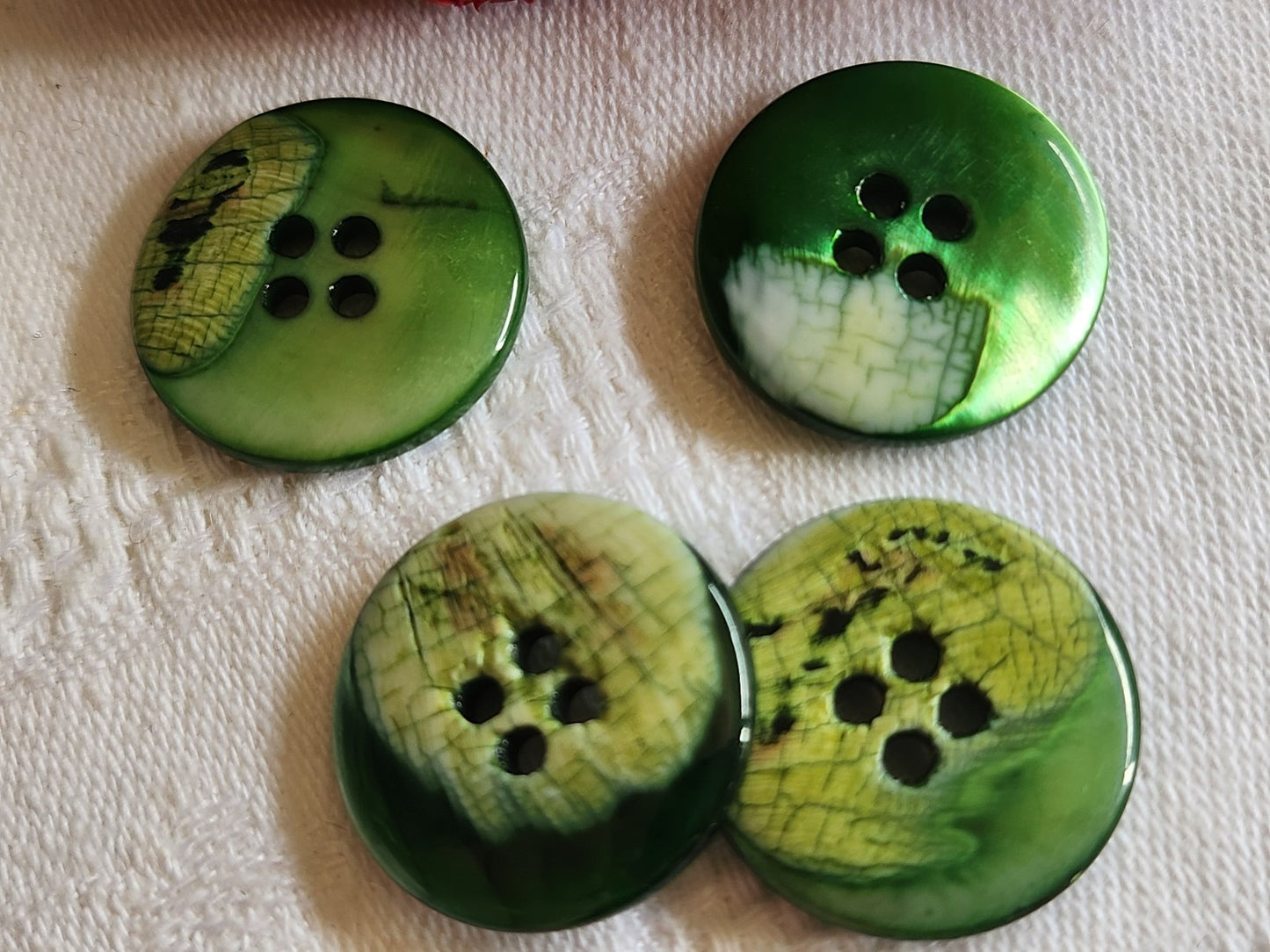 Lot  4 boutons anciens en nacre vert  2,2 cm trous ref  1252