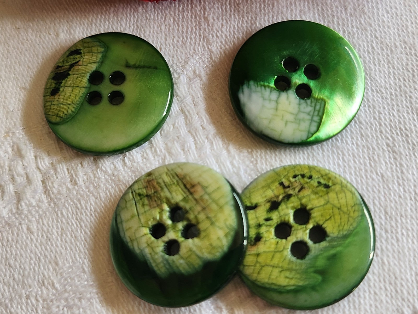 Lot  4 boutons anciens en nacre vert  2,2 cm trous ref  1252