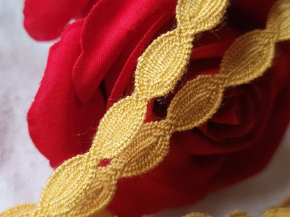 Dentelle galon vintage  jaune coton 3 métres sur 1 cm A2