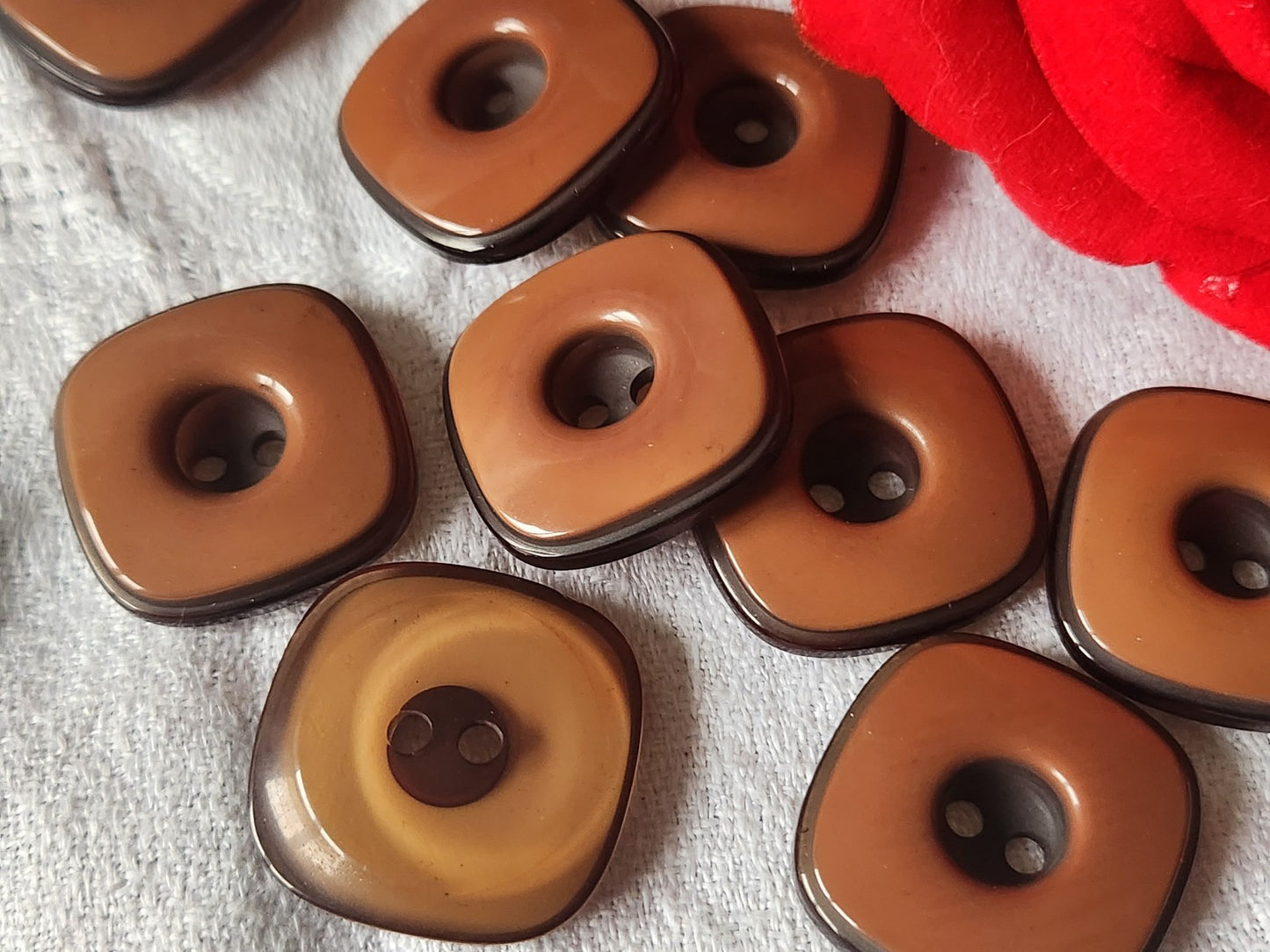 Lot 6 boutons vintage marron carré bord transparent 2,3 cm trous ref 5769