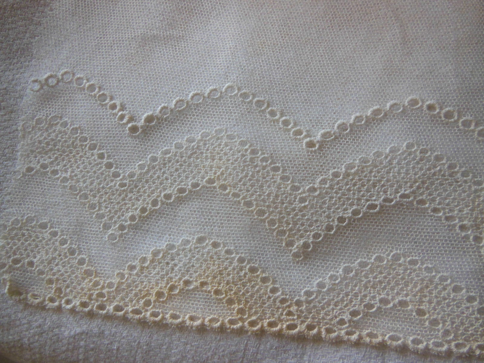 Petit coupon large dentelle broderie tulle incrustation  25  cm sur 13 cm T15-56