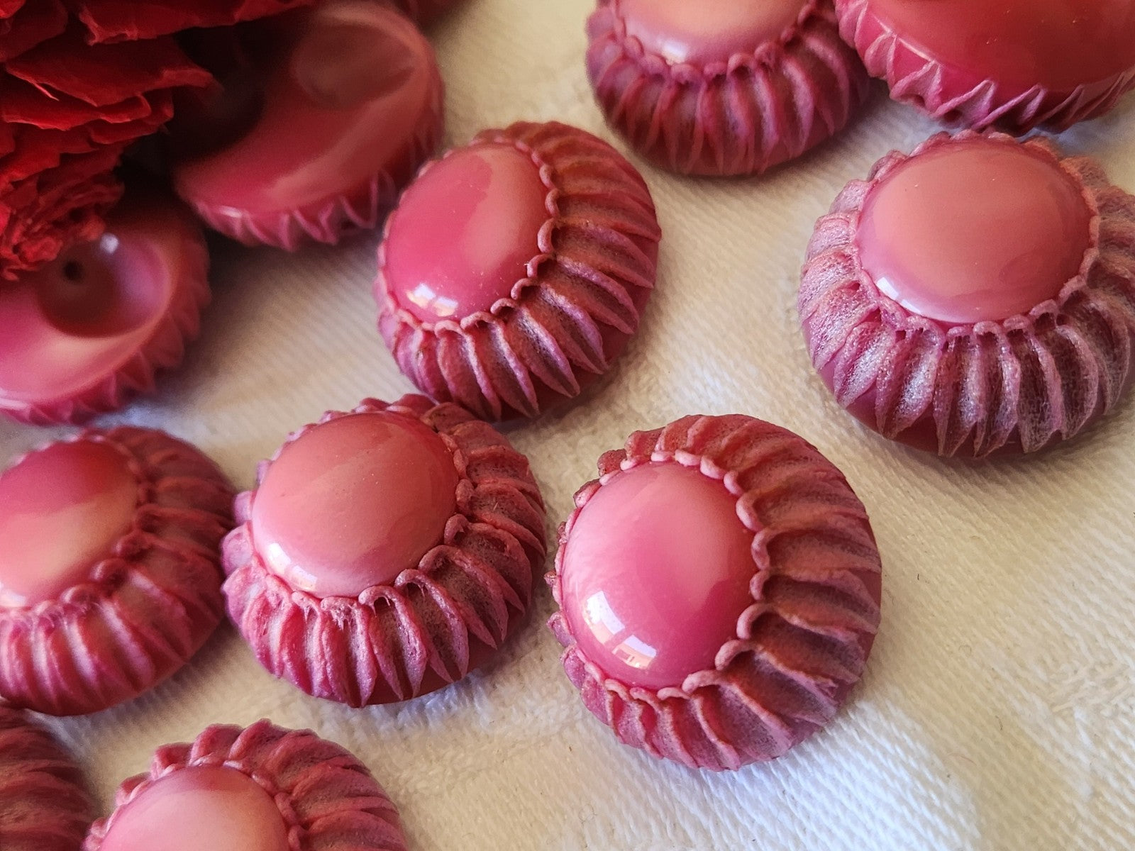 Lot 7 superbes boutons vintage à pied rose  bord texturé 2 cm pied ref 4847