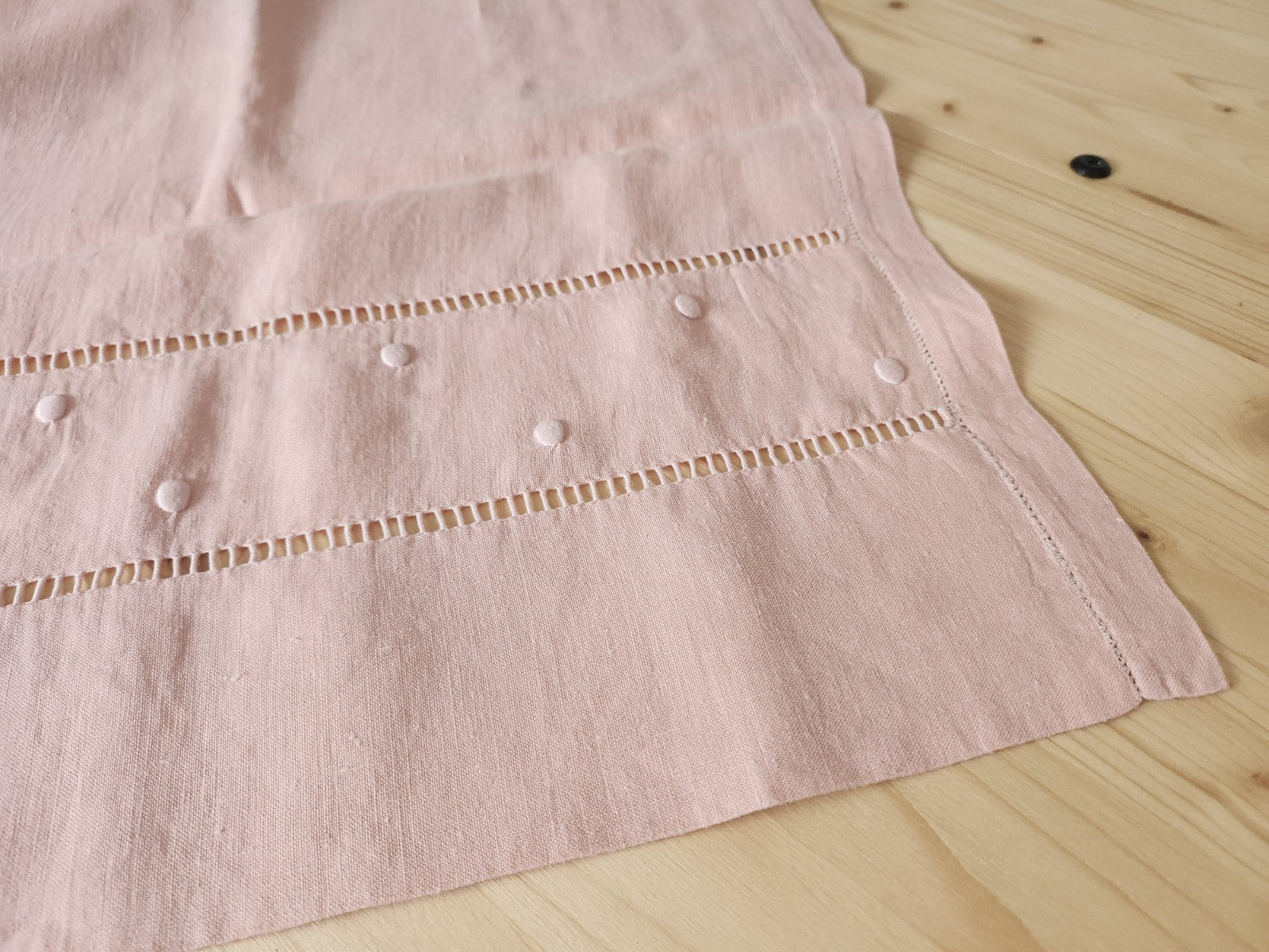 Retour de drap ancien transformé en nappe monogramme BA rose B8