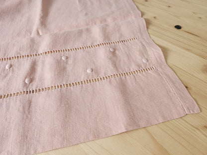 Retour de drap ancien transformé en nappe monogramme BA rose B8