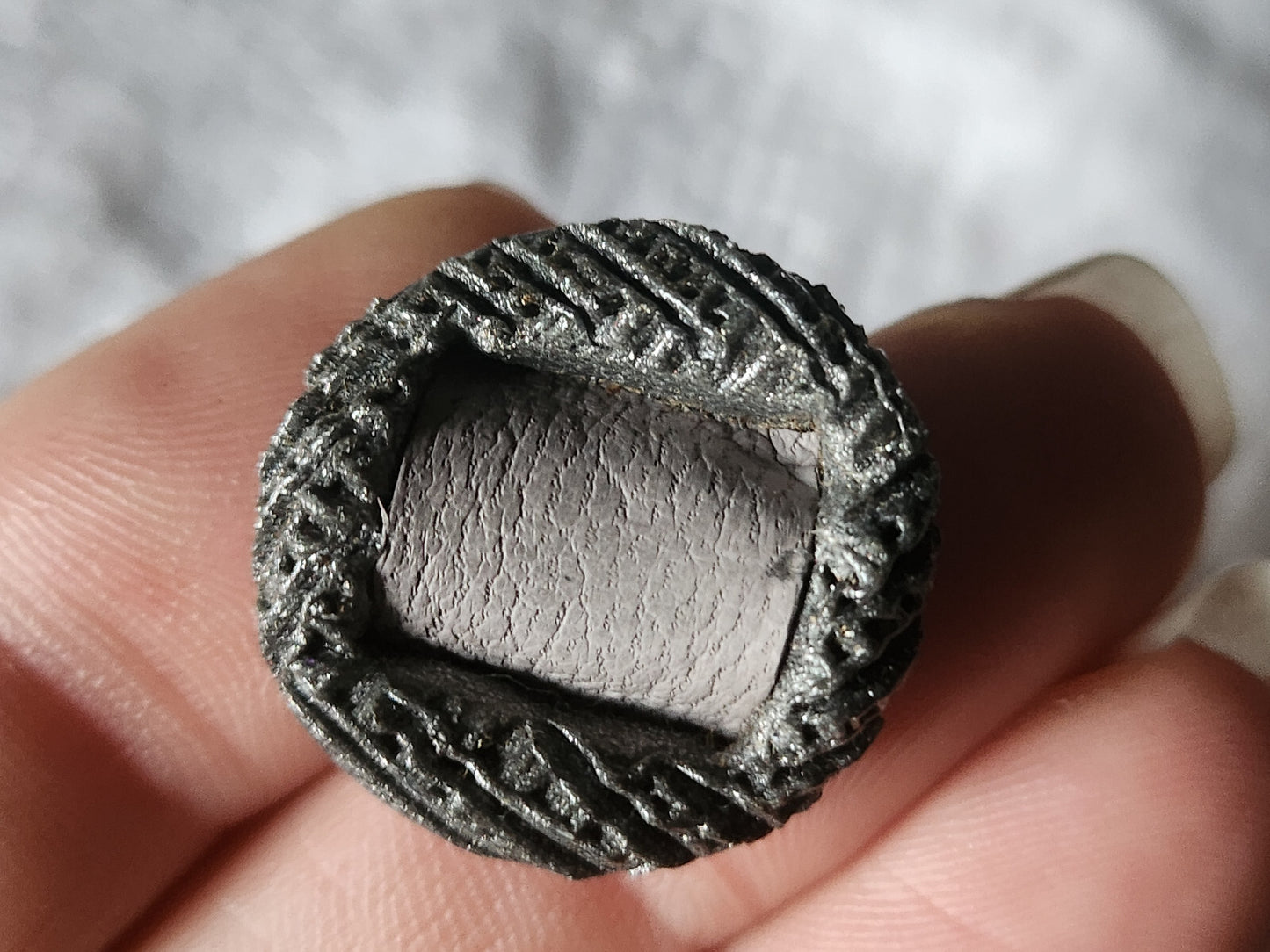 Bouton vintage en résine cœur en cuir gris diamètre  2,2 cm  G18O
