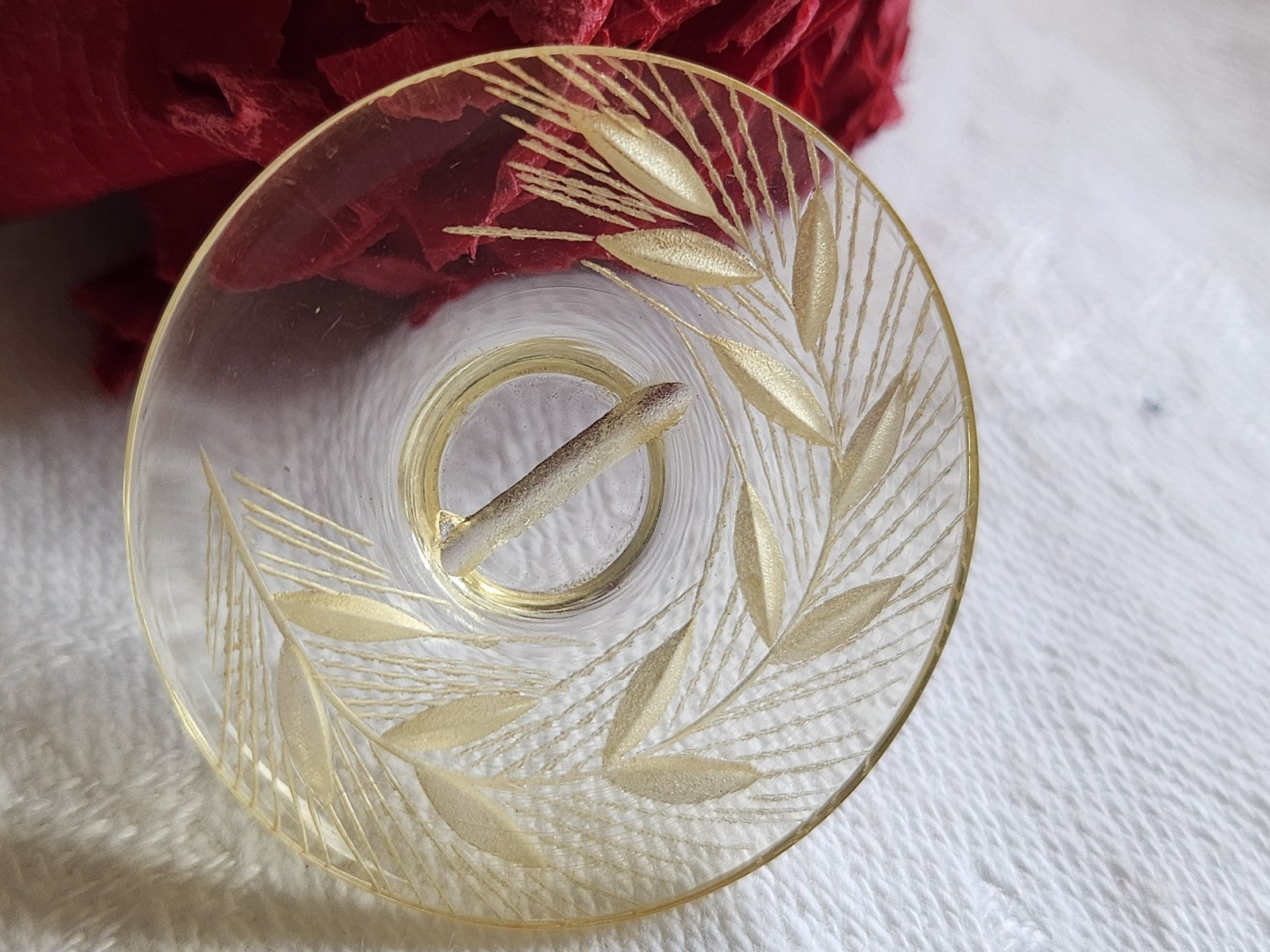 Gros bouton ancien lucite plexis épis de blé à pied jaune  3,1 cm ref 1391