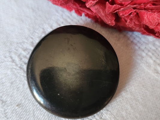 Gros bouton ancien en nacre noir/gris à pied métal 2,6 cm D13K