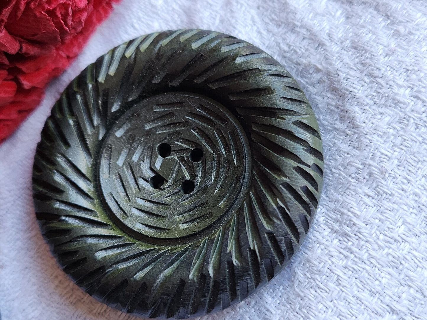 Enorme bouton vintage vert texturé épais trous 4,3 cm  ref  866