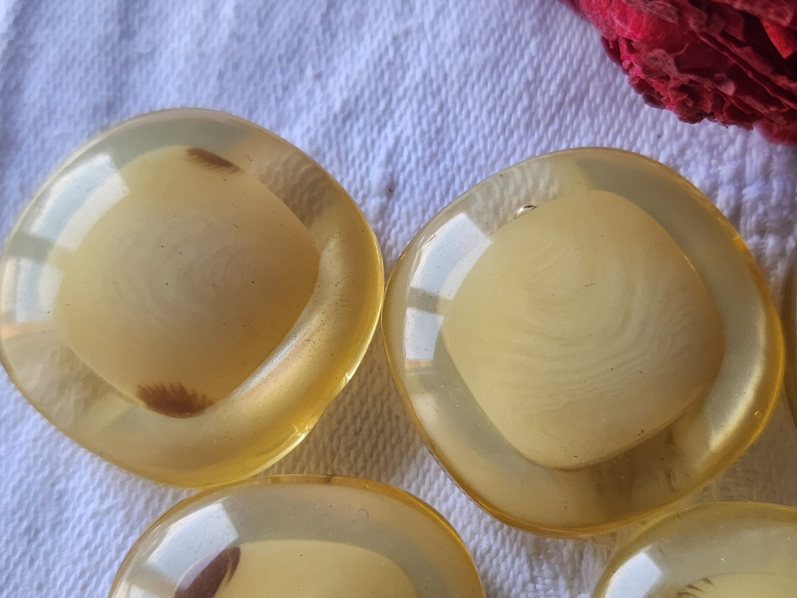Lot 5 gros boutons vintage beige à pied bord nacré 2,7 cm ref 3458