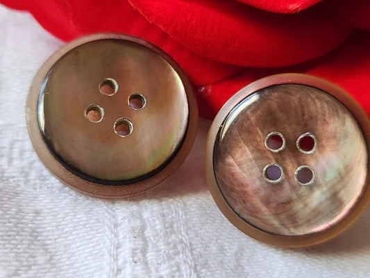 Duo boutons anciens coeur en nacre épais à trous collection 2,2 cm D12K