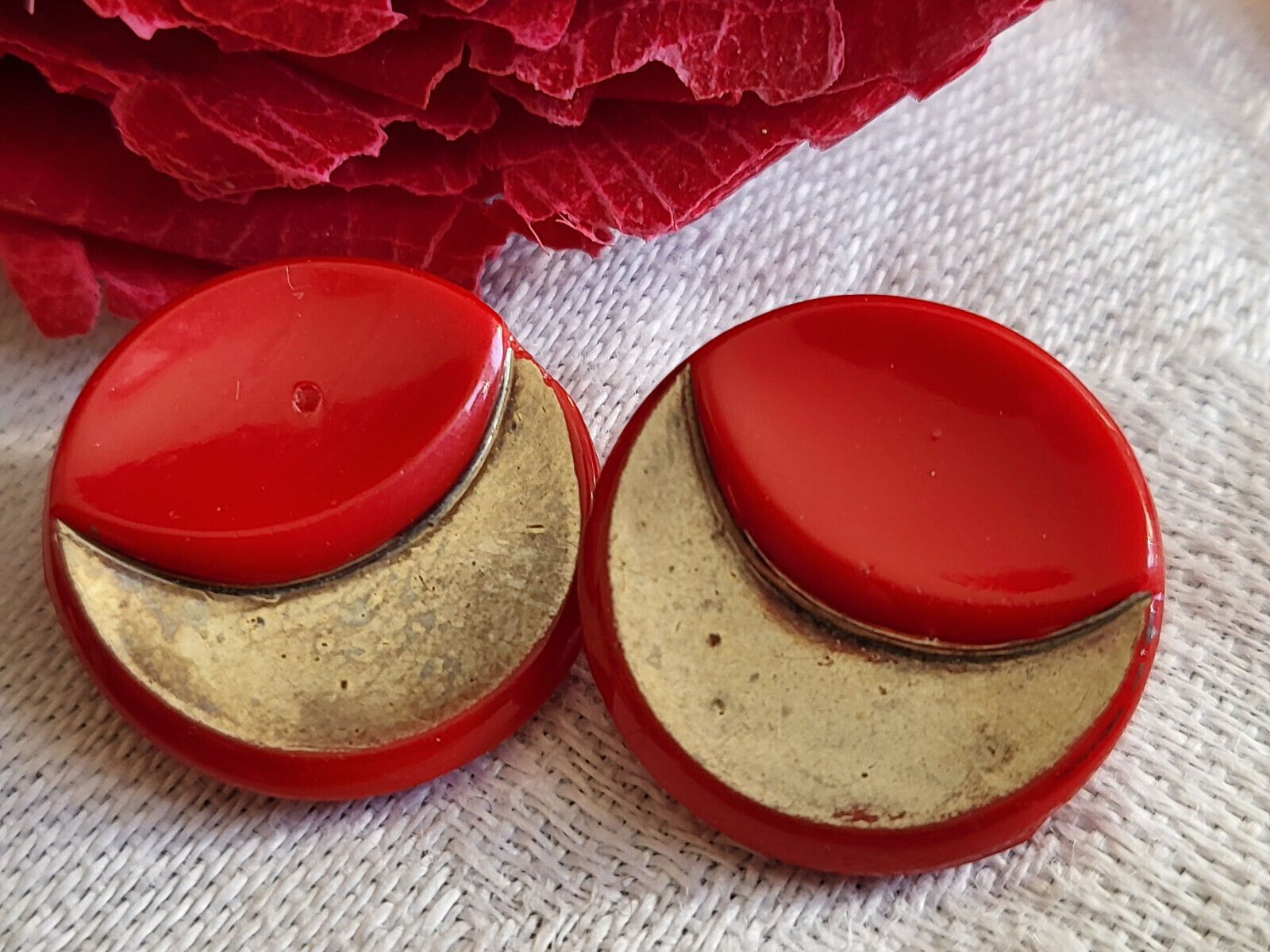 Duo boutons anciens en verre avec rouge argenté année 50   à pied  1,8 cm G10F