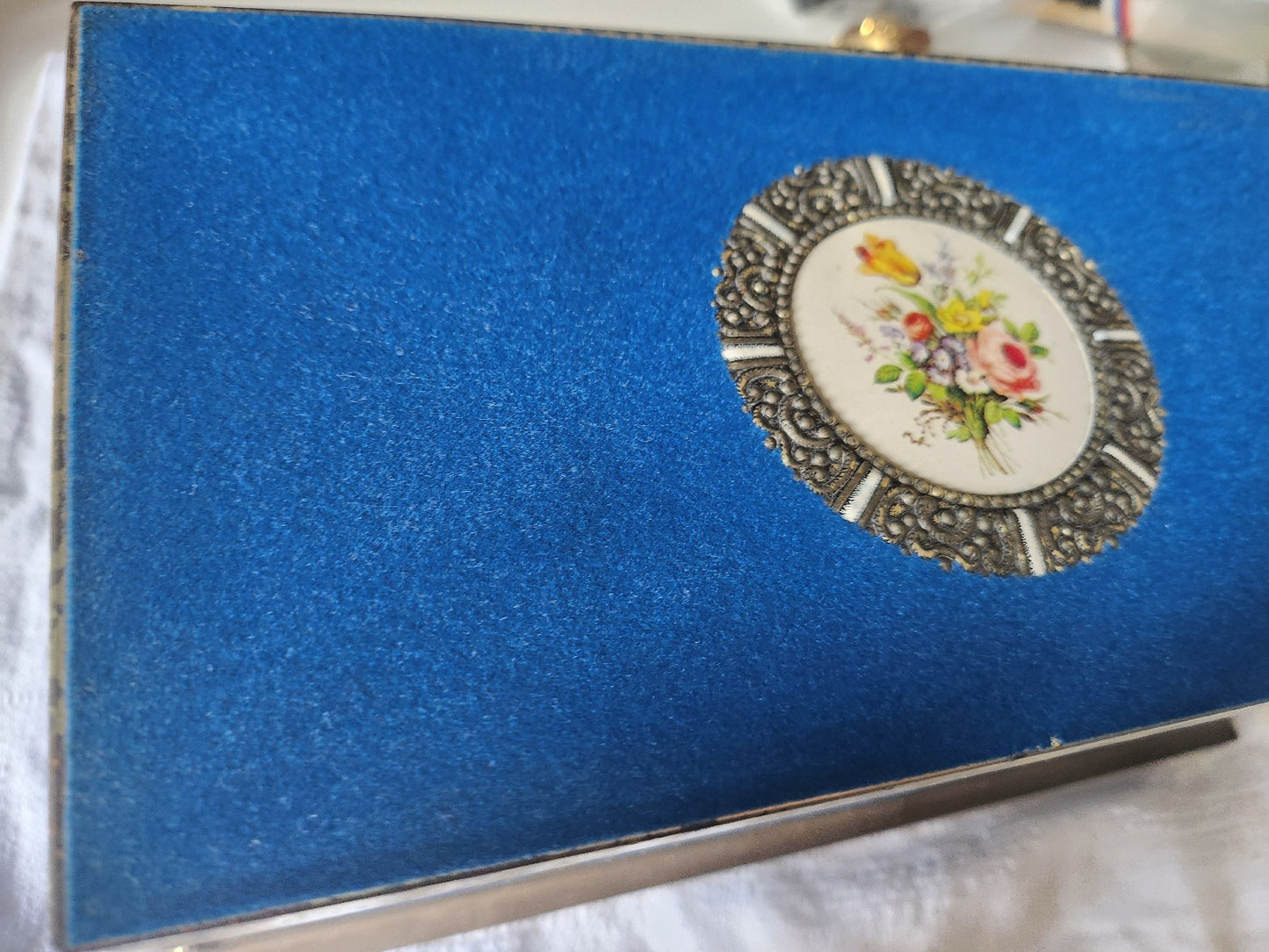 Ancienne boite tôle velours bleu medallon bouquet d'or vintage