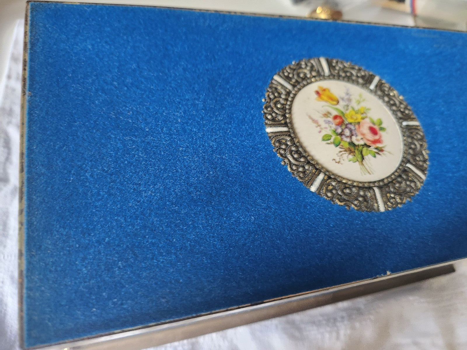 Ancienne boite tôle velours bleu medallon bouquet d'or vintage