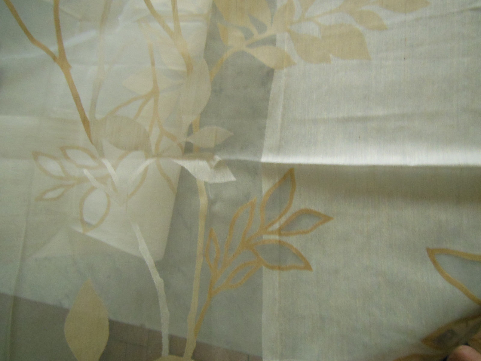 Coupon tissu moderne voilage  motif feuillage ton marron 1 m 08 sur 1 mètre B6