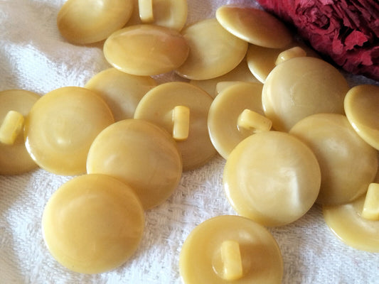 Lot 20 boutons vintage beige lisse à pied  1,8 cm ref 108