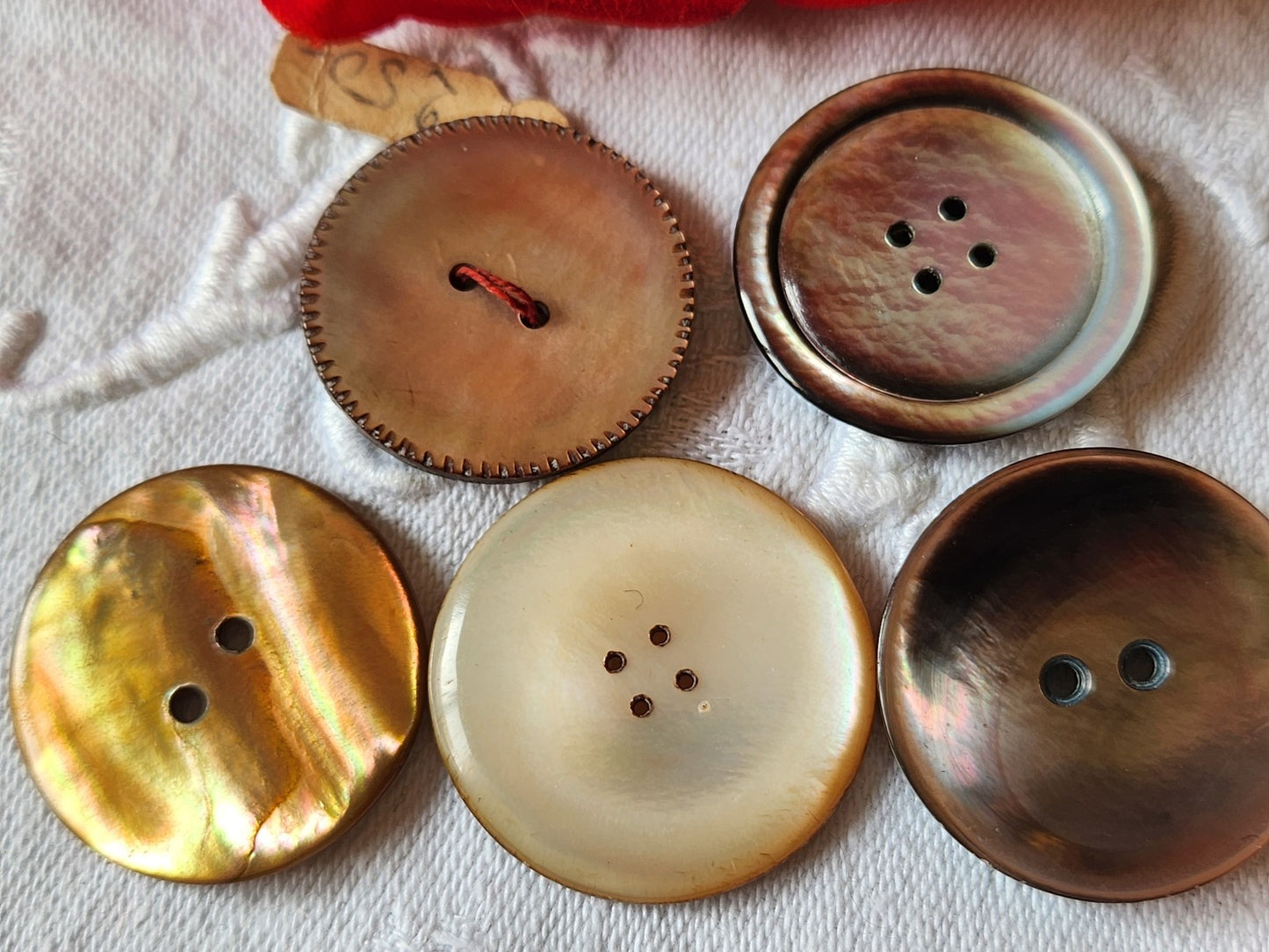 Panaché lot de 5 gros boutons anciens  2,5 à 2,8 cm à trous ref 1181