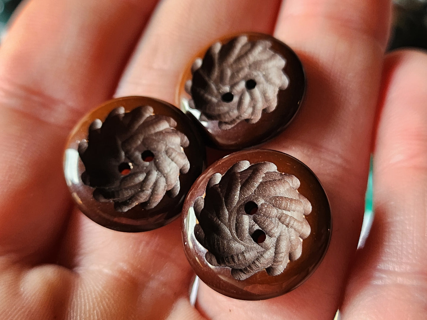 Lot 10 jolis  boutons vintage marron camaieu coeur sculpté 1,8 cm trous ref 3216
