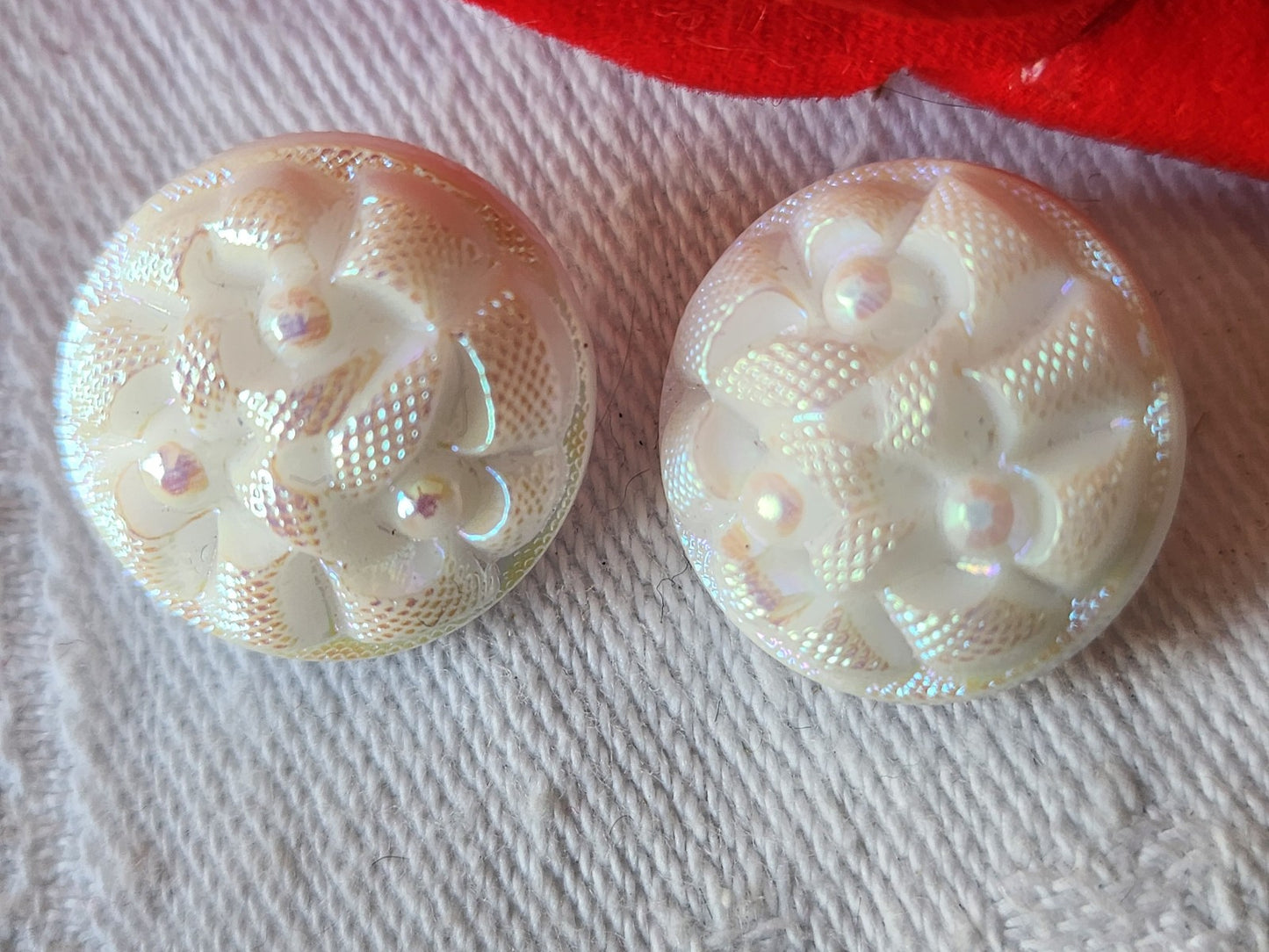 Duo boutons vintage en verre blanc mordoré rose irisé 1,7 cm D3G