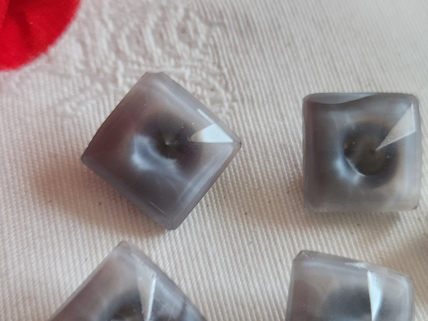 Lot 5 boutons anciens en verre gris laiteux carré facette 1,3 cm ref 6390