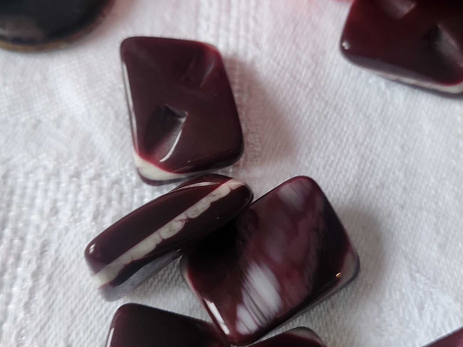 Lot 6 superbes boutons vintage prune reflet nacré 1,6 sur 2,2 cm pied ref 884