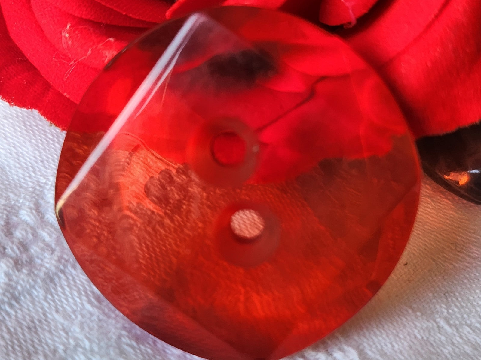 Gros bouton vintage rouge transparent épais superbe 4 cm trous ref  4913 **