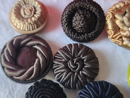 Lot 8 boutons anciens/vintage en passementerie 1,7 à 2,6 cm panaché  ref 3934