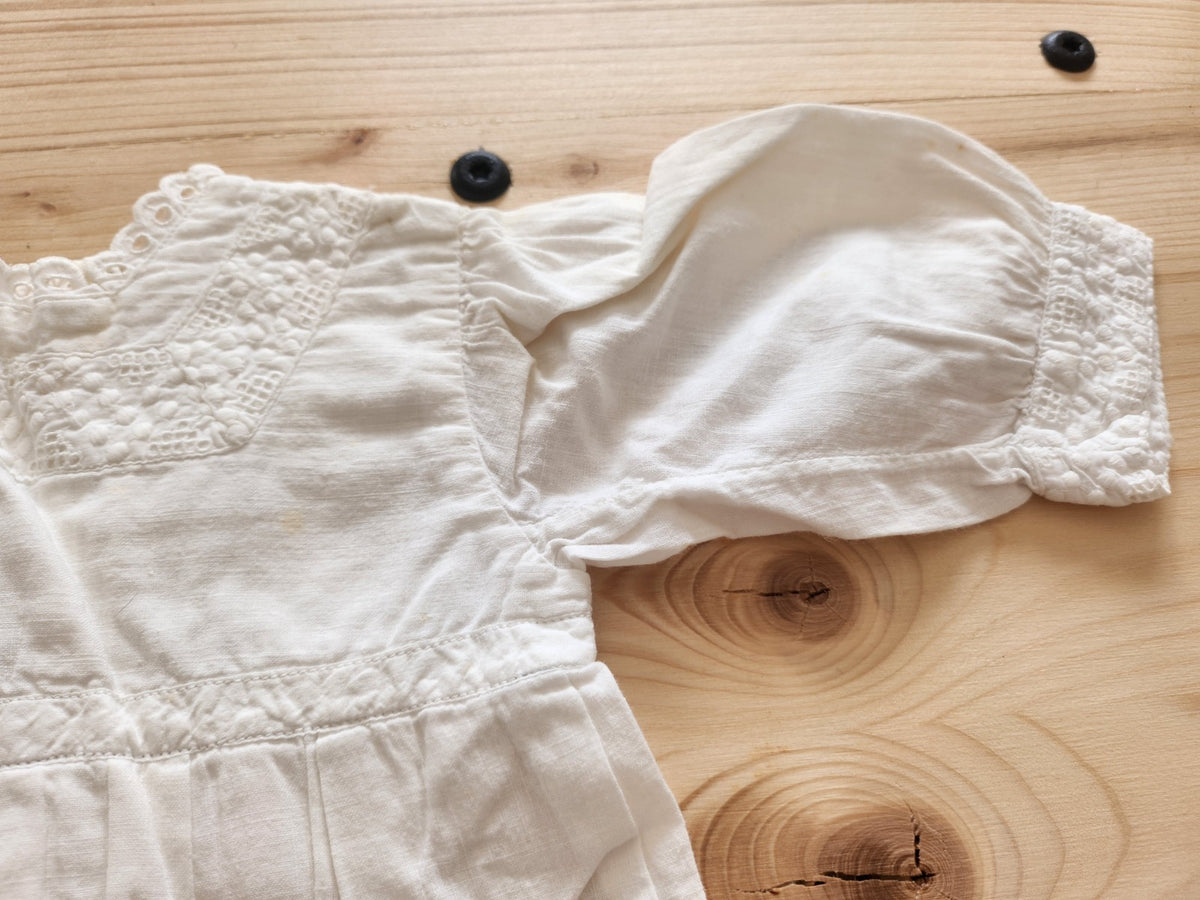 Petite robe ancienne enfant poupée blanc fine dentelle jour B6