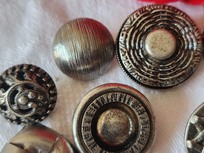 Lot 8 boutons vintage en métal argenté 0,9 à 2,4 cm ref 6033