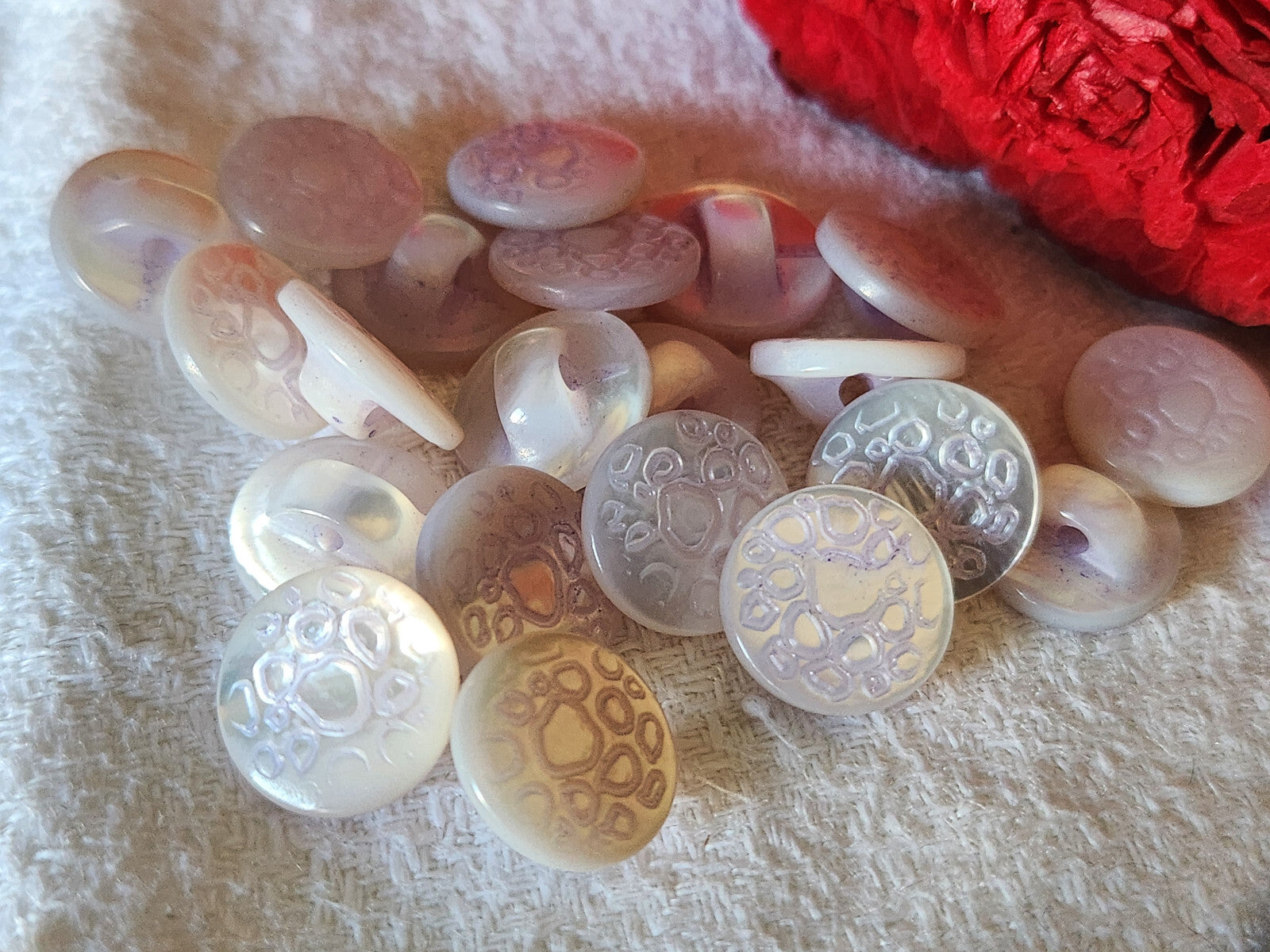 Lot 6 boutons anciens en nacre reflet violet  clair alveole pied 1,1 cm ref 1012